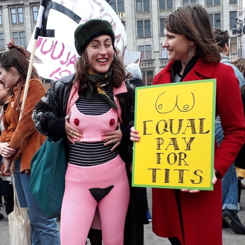 Afbeelding van Feministen trekken met Women's March door Amsterdam
