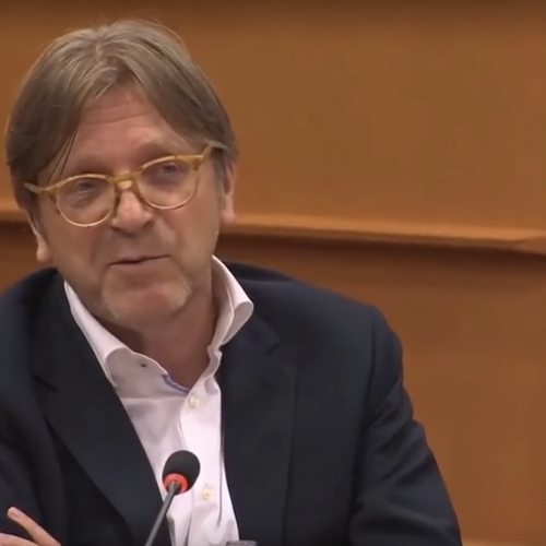 Verhofstadt legt Zuckerberg vuur na aan de schenen in Europarlement