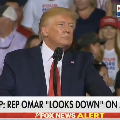 Trump laat mensenmassa om deportatie van Ilhan Omar scanderen
