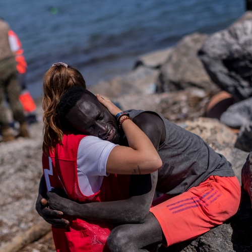 Afbeelding van Vrijwilliger Rode Kruis bedreigd omdat ze vluchteling troostte