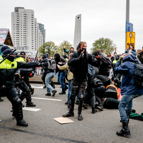 Harde kritiek op gewelddadig optreden Rotterdamse politie bij woonprotest