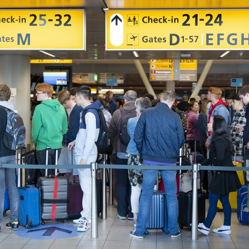 Afbeelding van Ontlast Schiphol, reken reizigers de échte prijs van een vliegticket