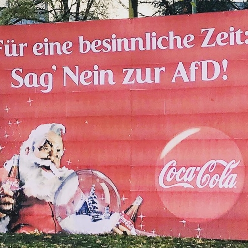 AfD plakkaat niet van Coca-Cola, maar het concern reageert ludiek