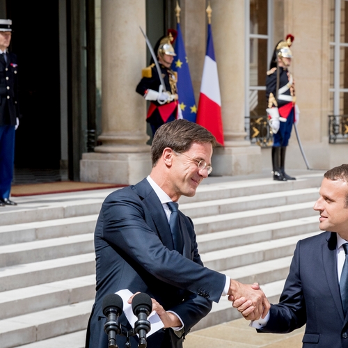 Rutte en Koenders willen 'op de voorste bankjes' bij Macron
