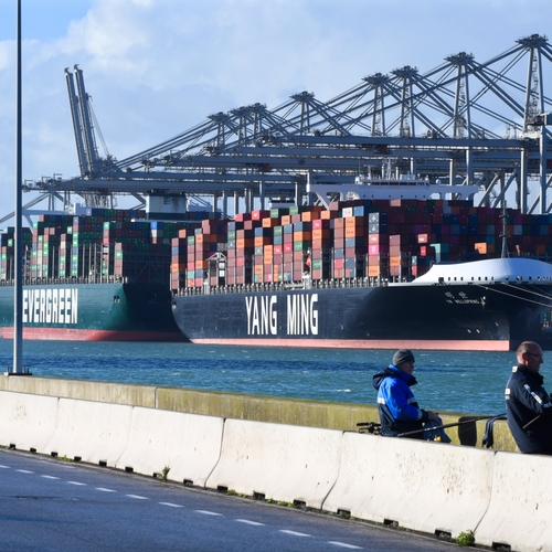 Lege schappen dreigen door minder containerschepen