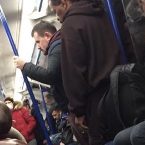 Ondanks lockdown zijn Londense metro’s nog altijd stampvol