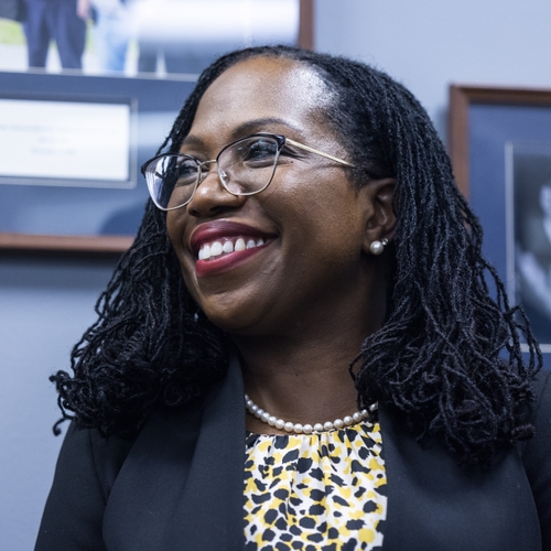 Ketanji Brown Jackson schrijft geschiedenis als eerste zwarte vrouw aan Amerikaans Hooggerechtshof