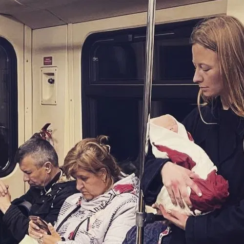 Met een baby in bebloed laken door de Russische metro voor de vermoorde Oekraïense kinderen