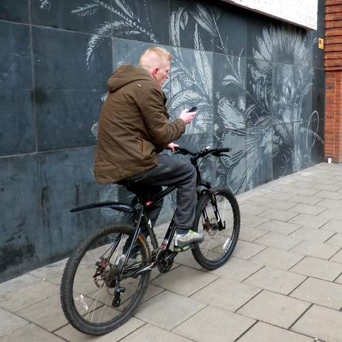 Afbeelding van Appende fietser bijna net zo vaak beboet als appende automobilist