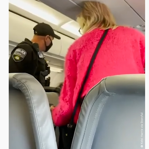 'Bye, Karen': mondkapjesweigeraar onder luid applaus uit vliegtuig gezet