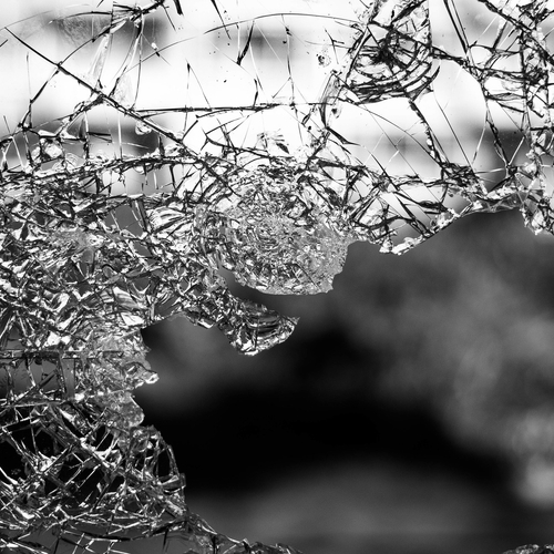 Journalist Sikkom krijgt stenen door de ramen na conflict met makelaar