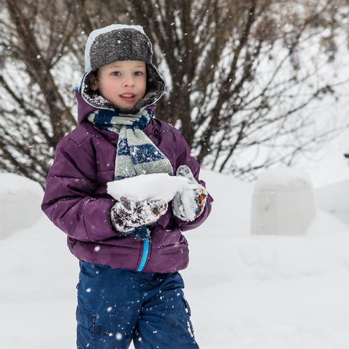 Alleen kinderen mogen sneeuwballen gooien buiten eigen huishouden