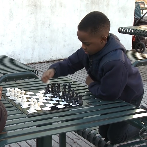 Dakloze, achtjarige vluchteling blijkt schaakwonder