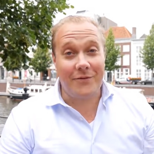 Omstreden VVD'er welkom in Kamerfractie na 'sorry' voor 'slechte grappen'