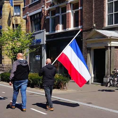 Die op z'n kop gedraaide Nederlandse vlag is een naar en agressief teken