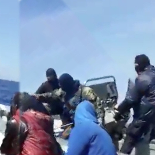 Gemaskerde mannen op boot Griekse kustwacht vallen vluchtelingen aan