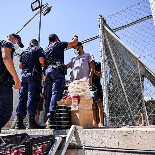 Griekenland opent mega-gevangenis voor vluchtelingen, noemt het 'modelkamp'