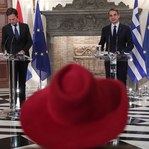 Rutte en Griekse premier in het nauw door spijkerharde vragen over pushbacks