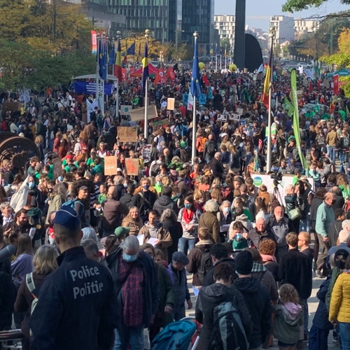 Klimaatmars door Brussel brengt tienduizenden mensen op de been