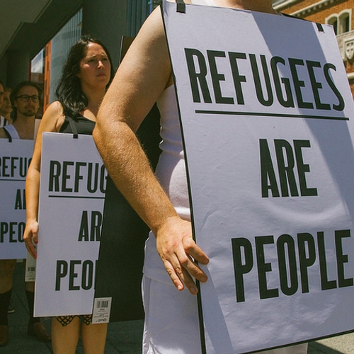 Australische oud-rechter wil plaats van vluchteling in omstreden kamp innemen
