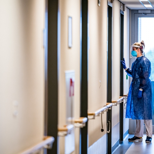 Te veel nieuwe coronapatiënten, ziekenhuizen schalen reguliere zorg af