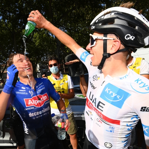 Felle kritiek op Tour de France wegens het tijdens ongekende droogte met water afkoelen van gloeiend heet asfalt