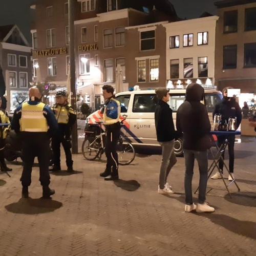 Afbeelding van Burgemeester en politie Leiden voorkomen rellen met koffie- en theedrinken