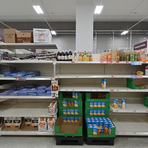 Britse supermarkten gebruiken foto's om lege schappen te camoufleren