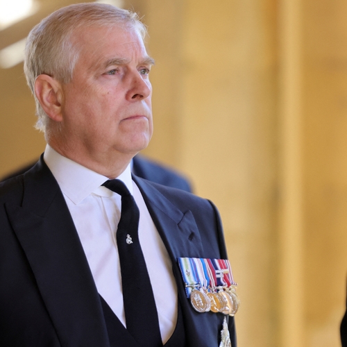 Britse Queen ontneemt prins Andrew zijn eretitels in reactie op zedenzaak