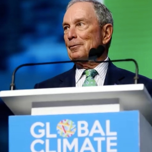 Michael Bloomberg, een van 's werelds rijksten, meldt zich officieel als uitdager Trump