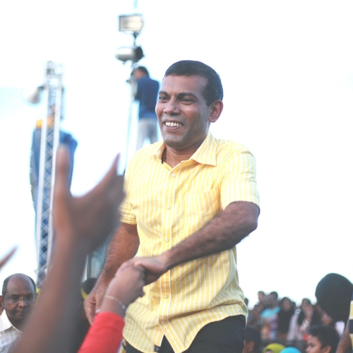 Klimaatheld Nasheed verdrijft corrupt regime Malediven met enorme stembuszege
