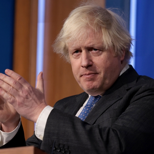 Afbeelding van Foto duikt op van Boris Johnson die met wijnfeestje coronaregels ontduikt