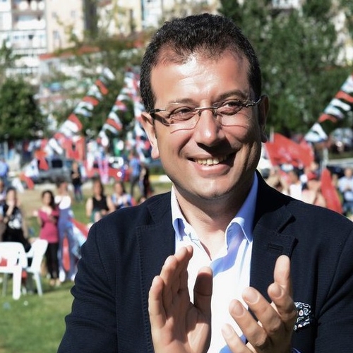 Oppositiekandidaat tot burgemeester van Istanbul beëdigd