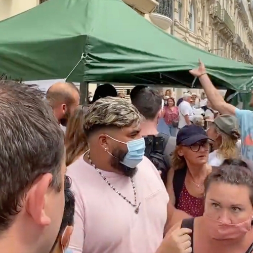 Demonstranten tegen coronamaatregelen belagen testende apotheker