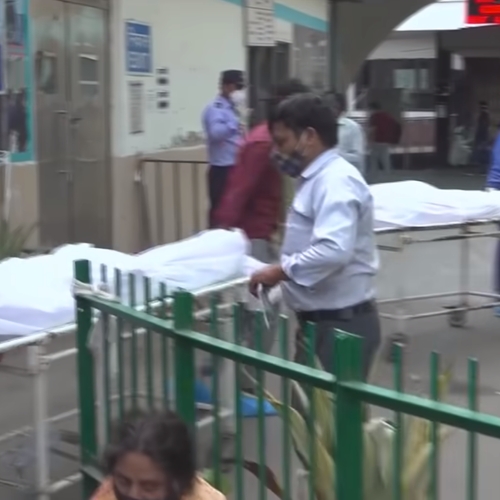Coronapatiënten India sterven voor de deur van ziekenhuis