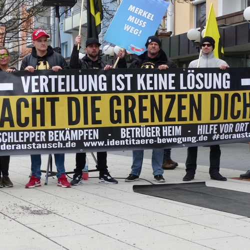 Duitse extreemrechtsen plaatsen hatelijke posters tegen Syrische Duitsers