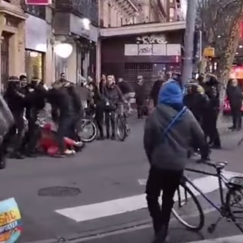 Franse ordetroepen mishandelen senioren, protesterende gehandicapte