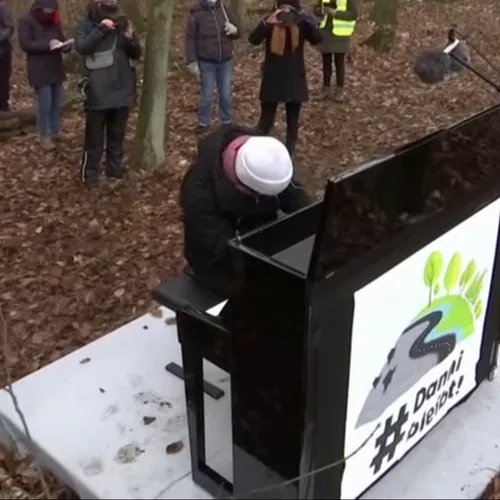 Muzikaal protest tegen snelweg door het bos