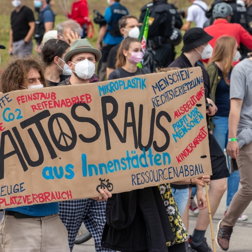Afbeelding van Duizenden klimaatactivisten demonstreren bij autobeurs