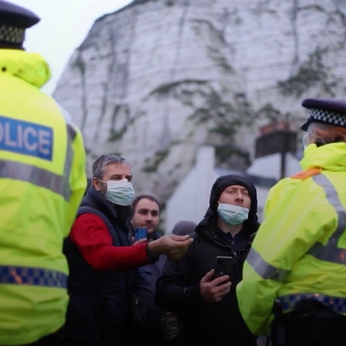 Afbeelding van Wanhopige truckers keren zich tegen Britse politie bij chaos aan de grens