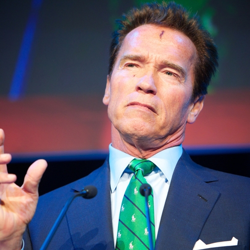Schwarzenegger laat Trump zien hoe een president zich hoort te gedragen