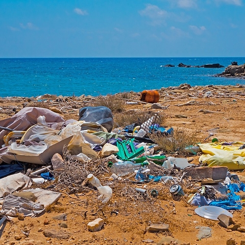 Middellandse Zee 'open riool' vol plastic afval