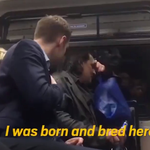 Vrouw in metro duwt moraalridder genadeloos van zijn stokpaard