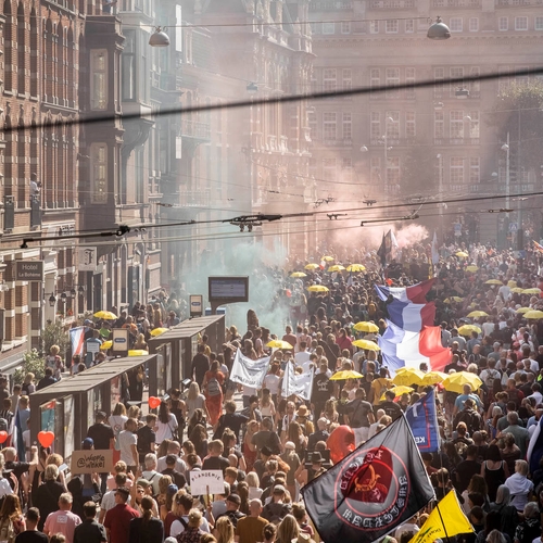 Grote opkomst bij ultrarechtse anti-regeringsdemonstratie in Amsterdam