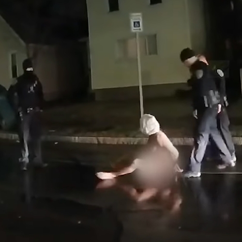 Schokkende beelden: politie doodt geboeide zwarte man met kap over hoofd