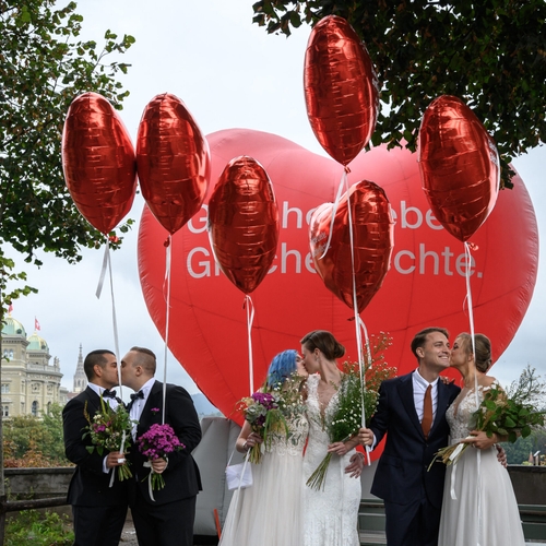 Zwitsers stemmen in grote meerderheid voor homohuwelijk