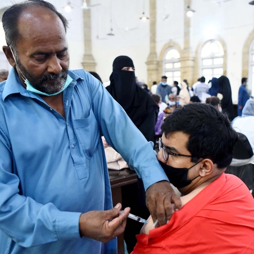 Afbeelding van Pakistaanse provincie wil telefoons vaccinweigeraars blokkeren