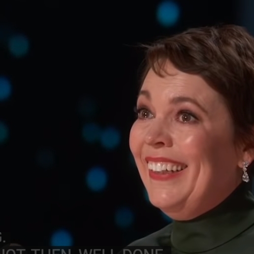 Olivia Colman maakt iedereen aan het lachen én huilen met haar Oscar-speech