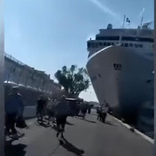 Op hol geslagen cruiseschip ramt kade en toeristenboot in Venetië (video)