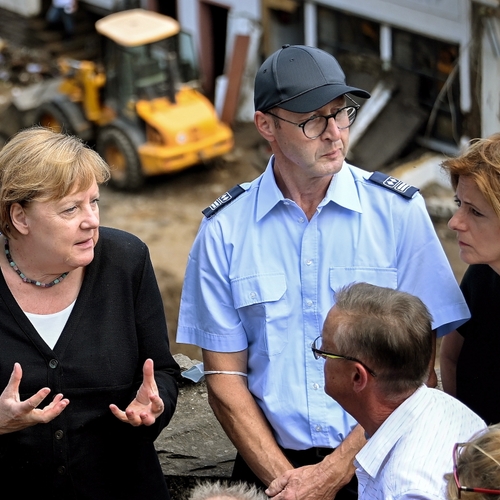 Merkel bezoekt rampgebied, wil klimaatbeleid aanscherpen